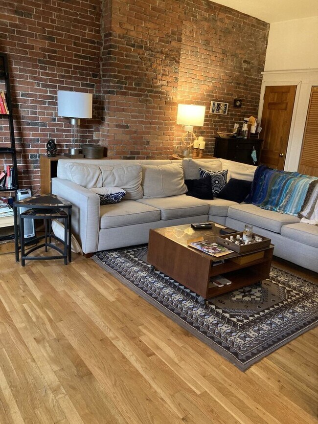 Building Photo - Great South End Location, In-Unit Washer a...