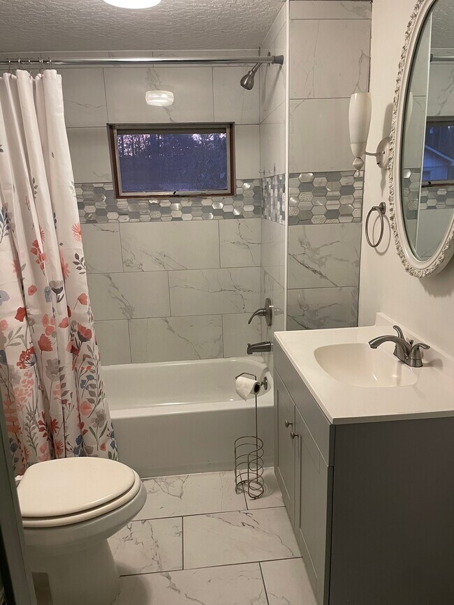 Baño de azulejos - 213 Woodland Cir