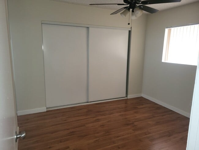 Dormitorio - 9121 Orion Ave