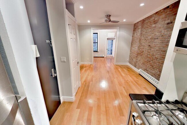 Building Photo - 219 E 28th St
