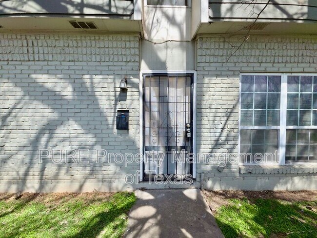 Foto del edificio - 5808 Wellington Dr