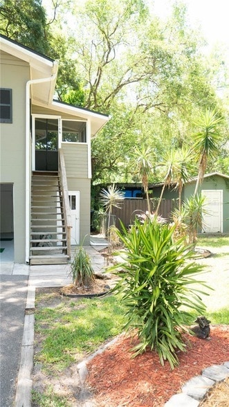 Foto del edificio - 2116 Henderson Dr
