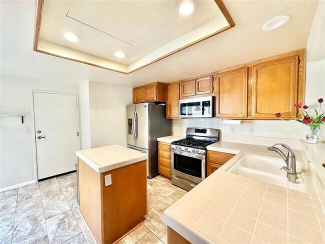 Building Photo - 15664 Via Calanova, San Diego
