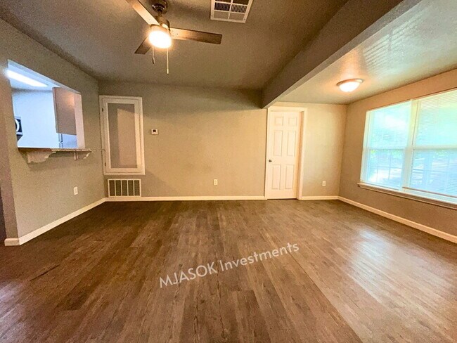 Building Photo - 3 Bedrooms, 2 Full Baths in Lawton, OK - Fenced Yard, Washer/Dryer Connections