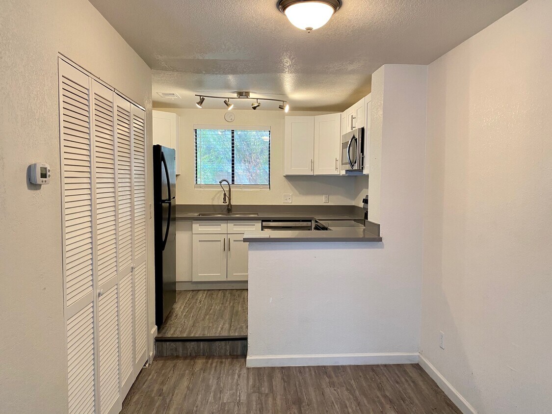 Foto principal - 3208 E Flower St
