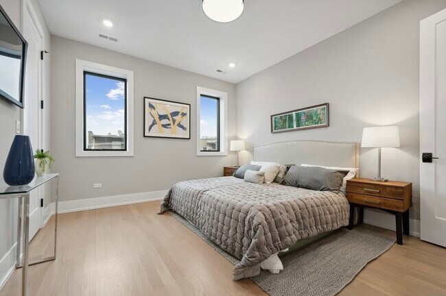 Foto del edificio - 3010 W Montrose Ave