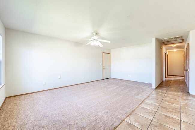 Building Photo - 401 E Southern Trace Dr