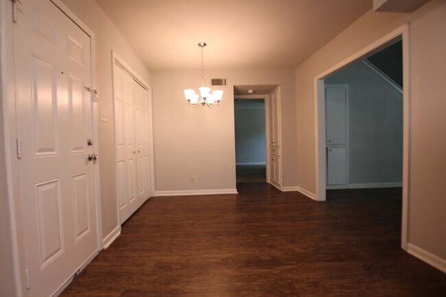 Building Photo - Tour Today! 3 Bed 2 Bath Town Home in Tyle...