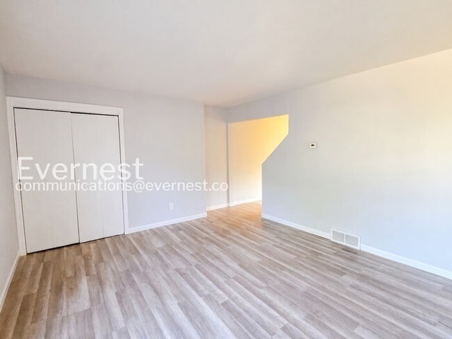 Building Photo - Charming Townhome with Driveway and Street Parking | Pet friendly | Available Now!