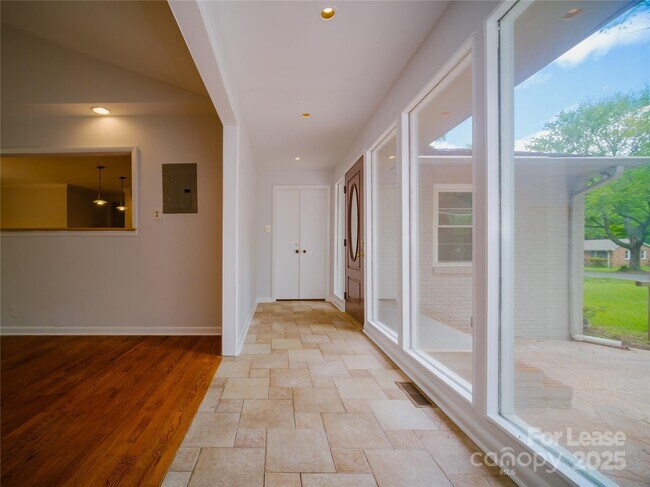 Foto del edificio - 1123 Lynbrook Dr