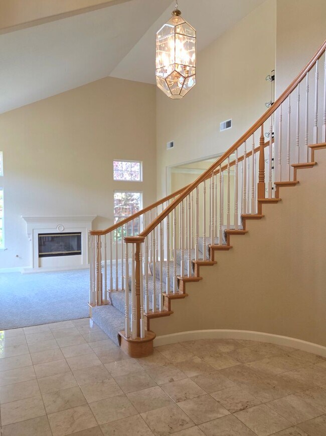 Foto del edificio - Spacious 5-Bedroom Danville Home with Dramatic High Ceilings & Flexible Living Areas