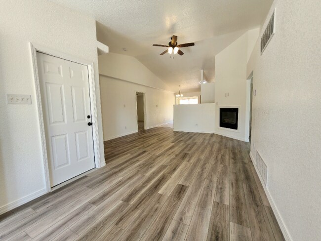 Foto del edificio - 2202 Cowhand Pl