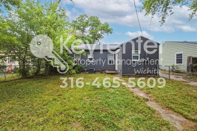 Foto del edificio - Charming 3-Bedroom Home with Original Hardwood Floors & Large Backyard
