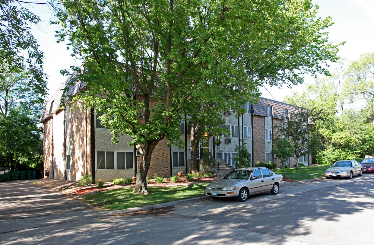 Primary Photo - Greenway Commons