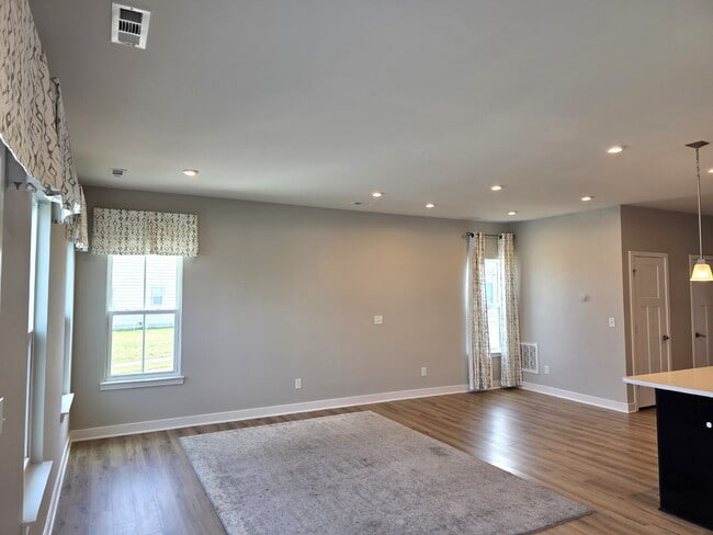 Building Photo - 3 Bedroom, 2.5 Bath End Unit Townhome on C...