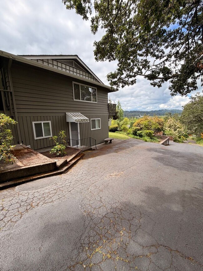 Building Photo - 2-Bedroom 1 1/2- bathroom Townhouse style duplex.