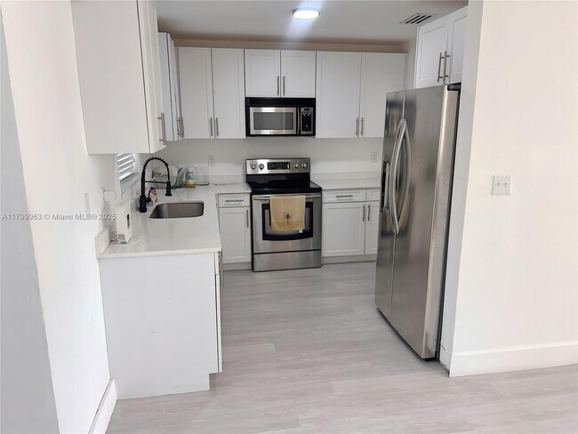 Building Photo - 3361 NW 5th Pl