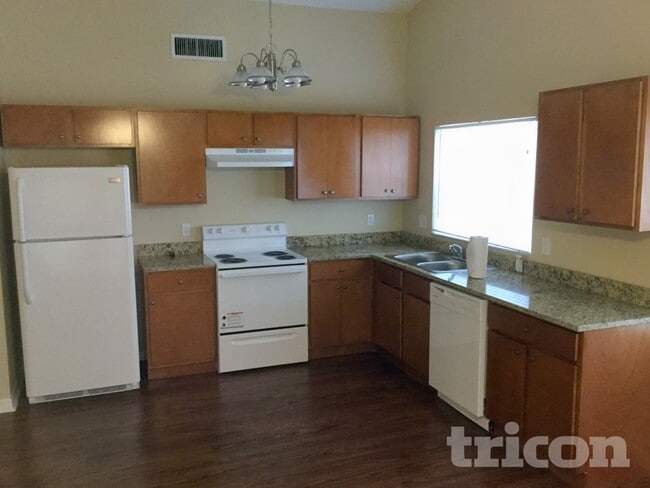 Foto del edificio - 2025 Helm Ln