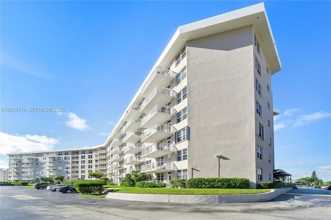 Foto del edificio - 2851 S Ocean Blvd