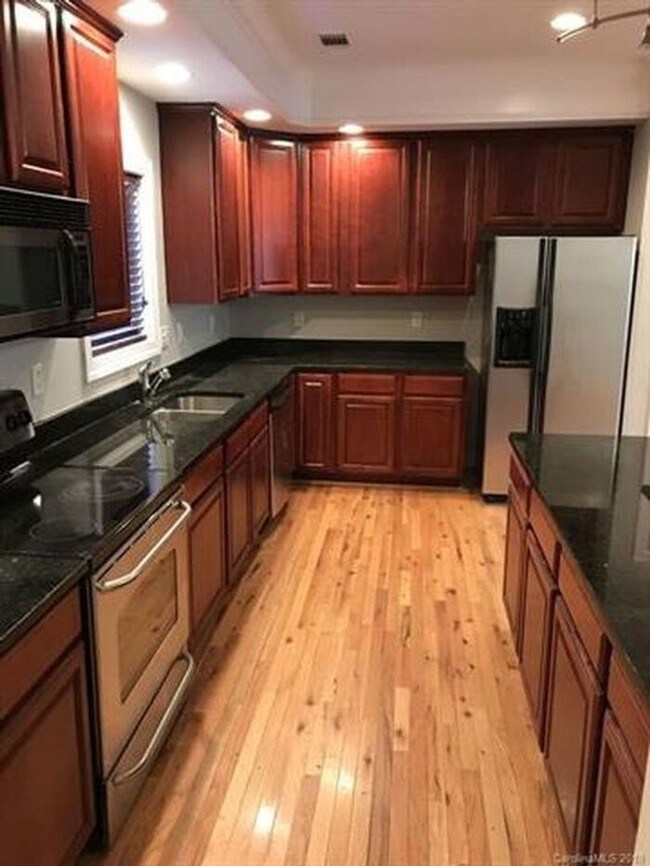 Building Photo - Now Renting charming 2 bedroom 2.5 bath to...