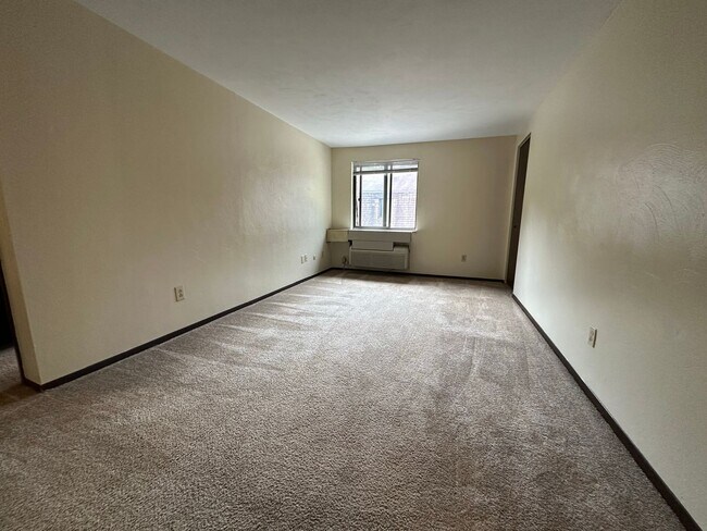 Foto del edificio - Amazing 1 Bedroom with Beautiful Exposed Brick! Off-Street Parking & Laundry Included!