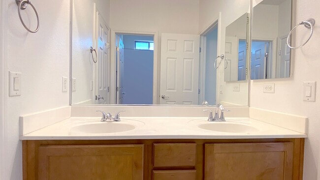 Building Photo - Great single story home 4 beds 3 baths in ...
