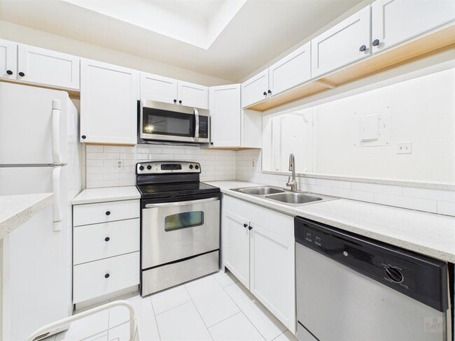 Building Photo - 806 W 24th St
