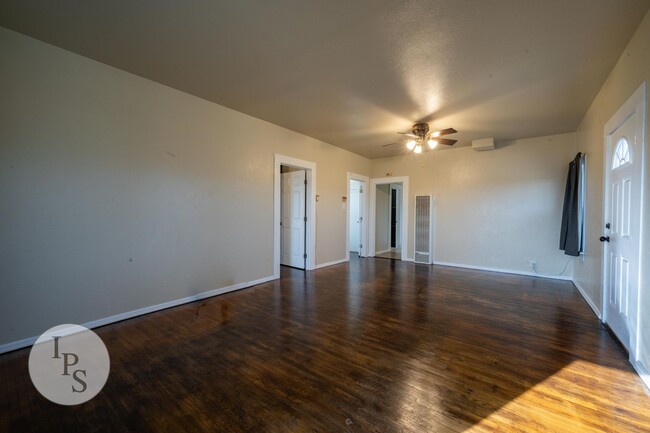 Building Photo - Fresno Westside Farm Home, 3BR/1BA, Built ...