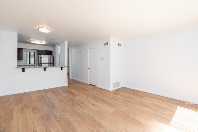2BR, 2BA - 900SF - Living Room - Devon Heights