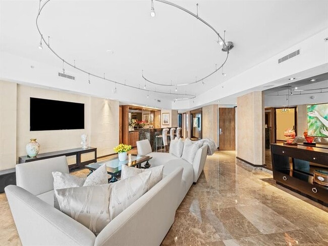 Building Photo - 333 Las Olas Way