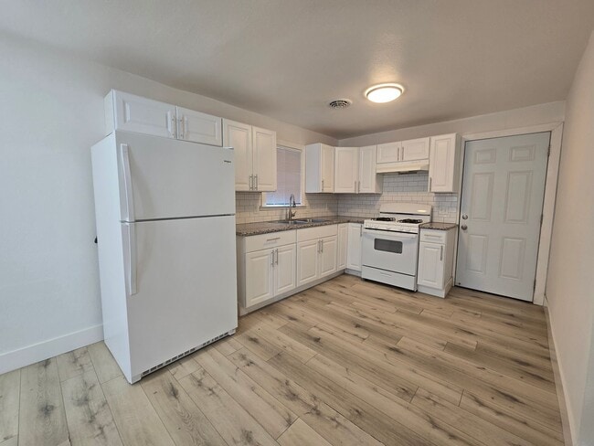 Building Photo - 2 Br 1 Ba available Now