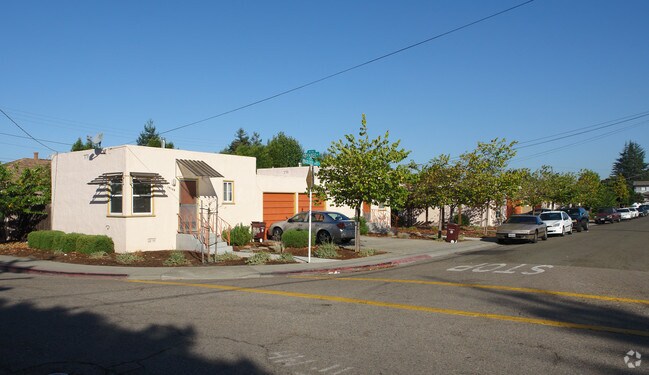 Foto del edificio - 15150 Golden Gate Dr