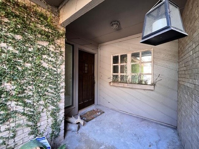 Building Photo - Northwest Condo / 2 bedrooms / 2 car garage / Backs beautiful Greenbelt