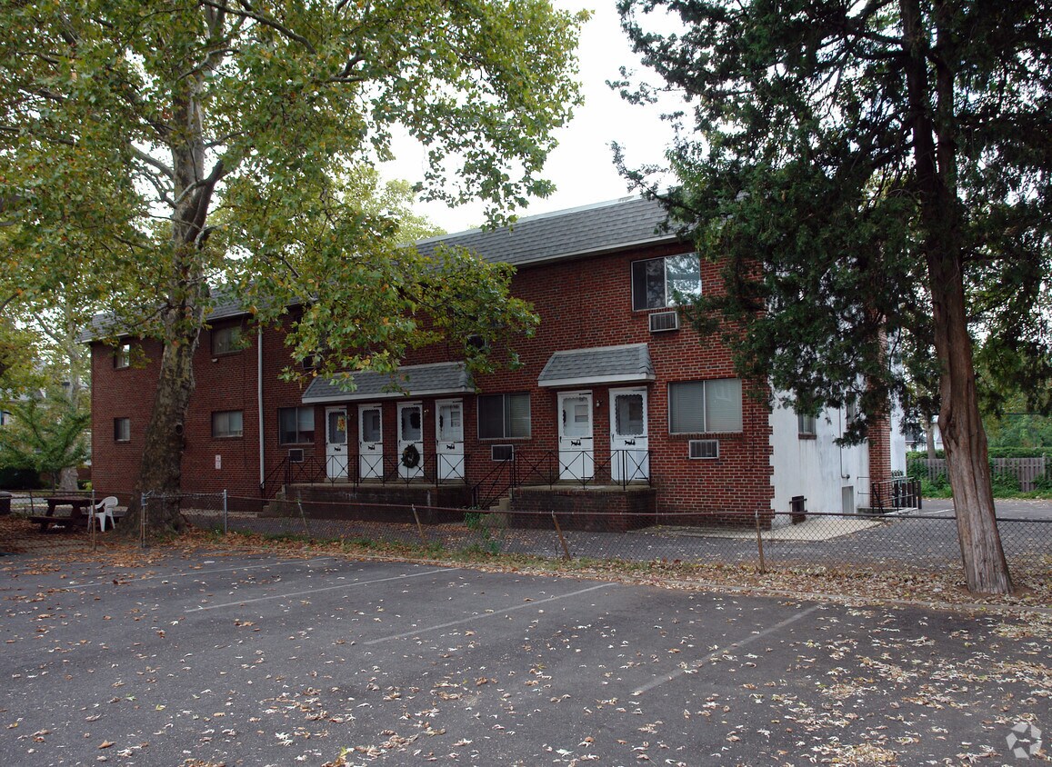 Foto del edificio - Collins Court Apartments