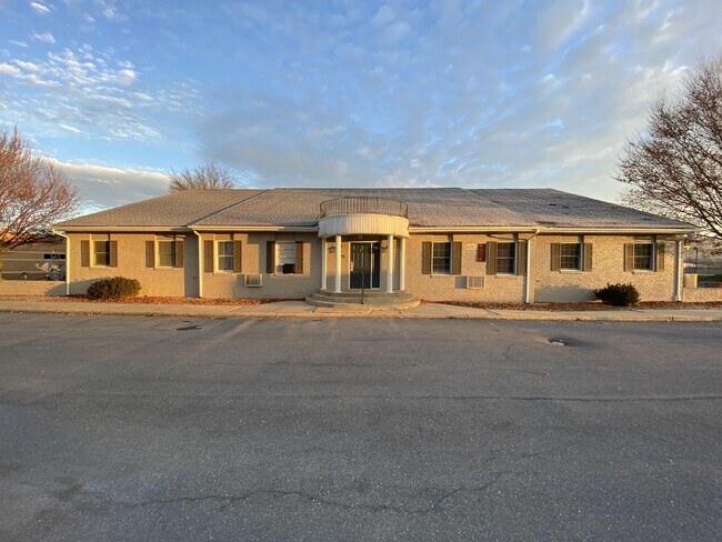 Building Photo - 5075 Lincoln Way E