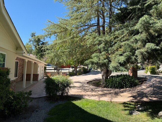 Foto del edificio - 145 Austin Ln