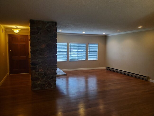 Foto del edificio - Beautiful Ranch Style Home! Hardwood Floor...