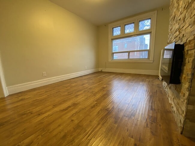 Building Photo - 412 Dovercourt Rd