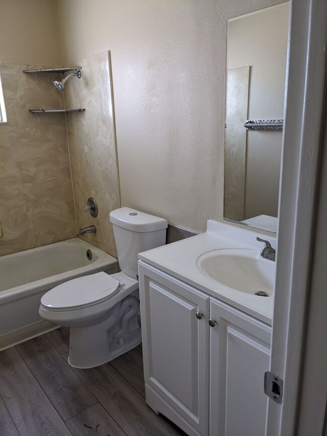 Building Photo - 2 Bed 1 Bath Twin Home Unit in Youngtown, ...