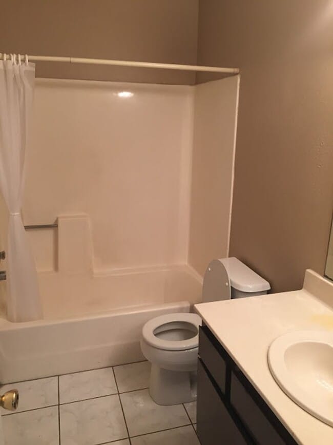 Building Photo - Stunning single story house single family.