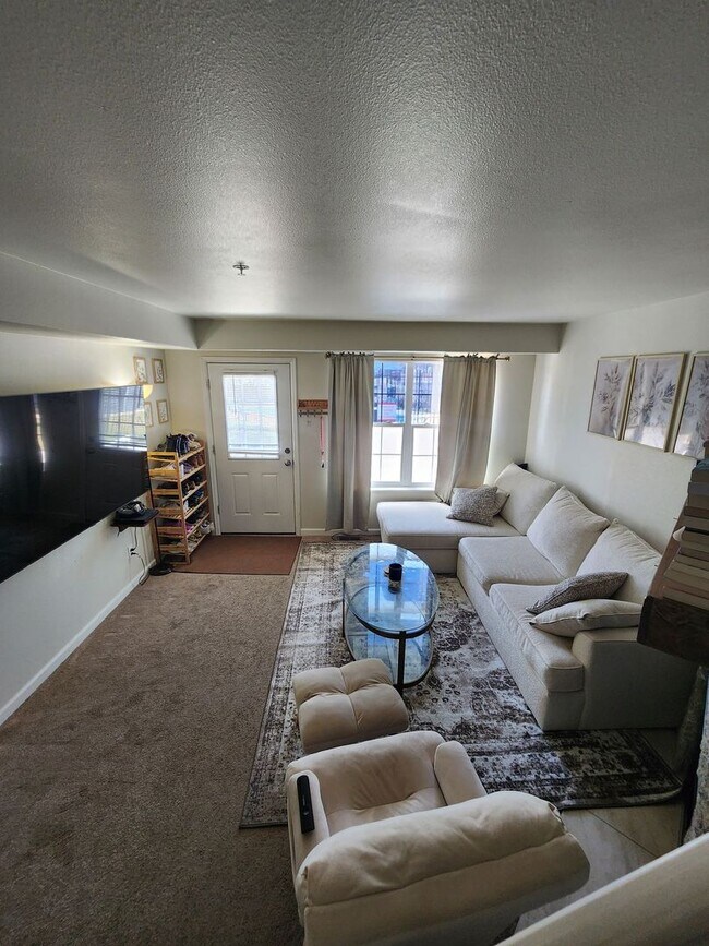 Foto del edificio - Modern 3-Bed, 3-Bath Townhome Near Fort Ca...