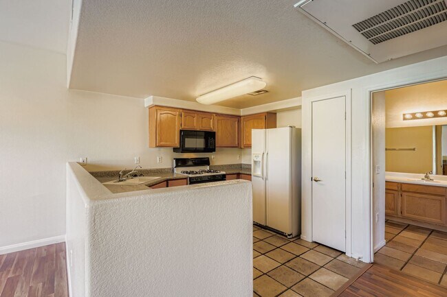 Foto del edificio - Cute and cozy two bedroom upstairs condo