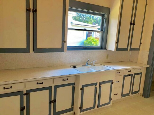 Building Photo - 802 10th Ave