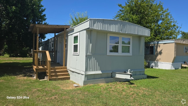 Building Photo - 906 FM247