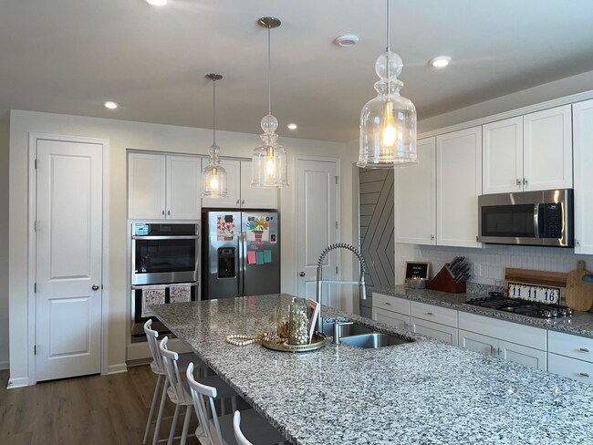 Foto del edificio - Stunning END unit 4-bedroom, 3.5-bathroom ...
