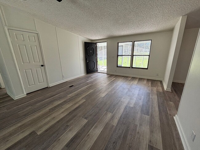 Building Photo - FOR RENT