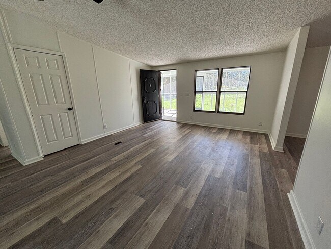 Foto del edificio - FOR RENT