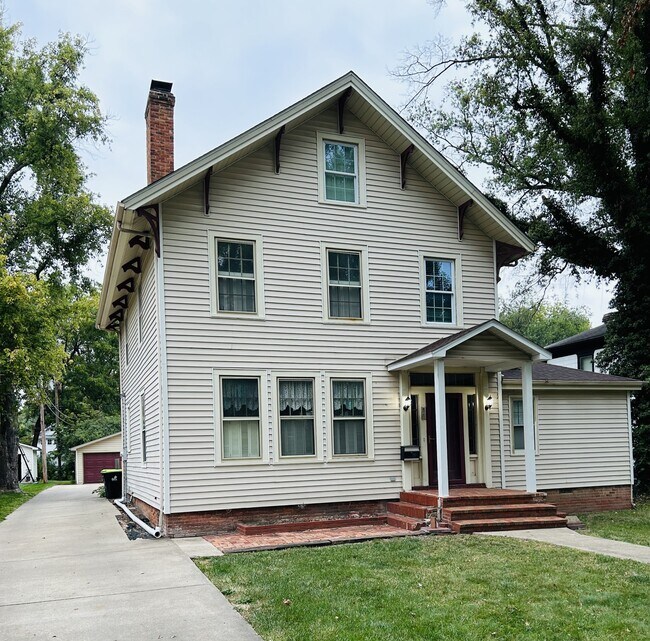 Building Photo - 820 W College Ave
