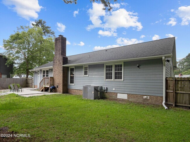 Building Photo - 2491 Northwoods Dr