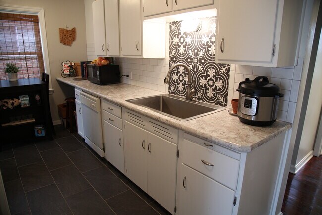 Kitchen - 2411 Fortune Avenue